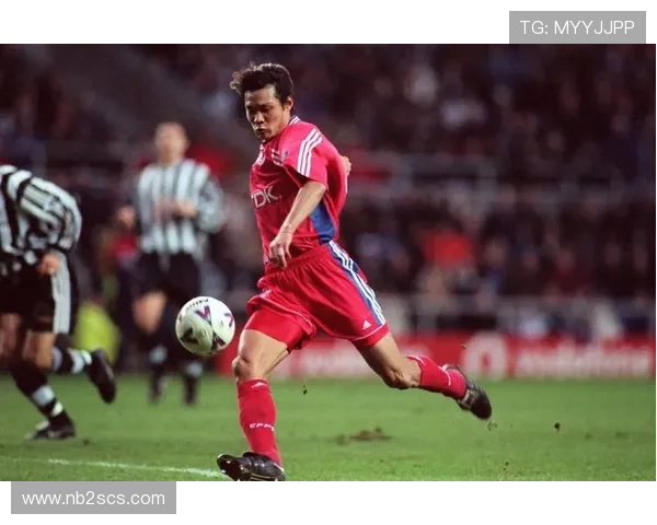 足球场上的独特风采哪位明星球员选择了眼镜作为时尚标志